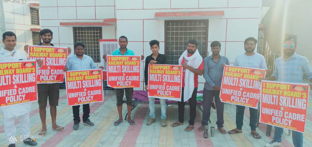 v_vungarala's tweet photo. #GiveJusticeToTrackmaintainers
Impliment the decision of Cader Merging Multiskilled 
@RailMinIndia 
@LabourMinistry 
@HRDMinistry 
@PiyushGoyalOffce
@PMOIndia 
@IR_CRB
@railwayseva
@v_vungarala
@loyalrailsevak
@nfirindia
@Airfindia
@AnchorVijender
@NwrRkta https://t.co/kcbpPajvJY