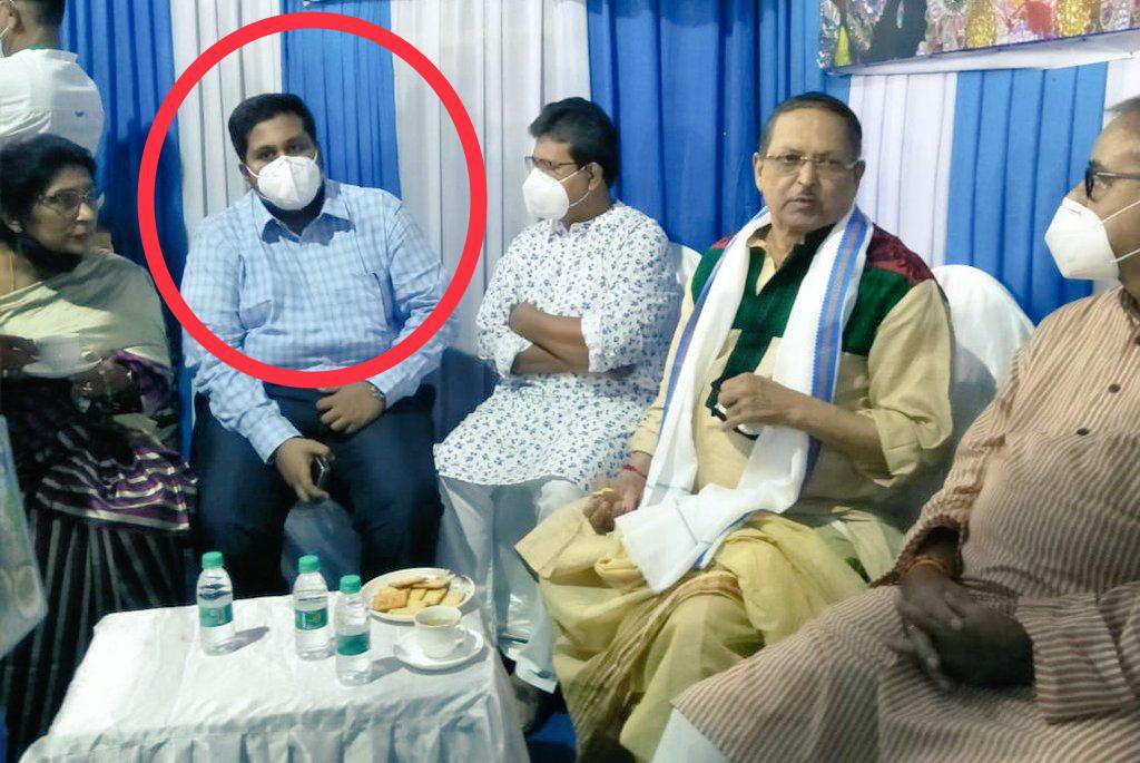 me_locket's tweet photo. Debanjan Deb, caught running a fake vaccine racket in Kolkata seen with KMC Mayor Bobby Hakim, TMC minister Subrata Mukherjee, MLA Debasish Kumar and MP Santanu Sen. KMC stamps, letterheads, bank accounts, flashy blue beacons - is it possible without blessings of TMC higher ups? https://t.co/AdSyUEX64T