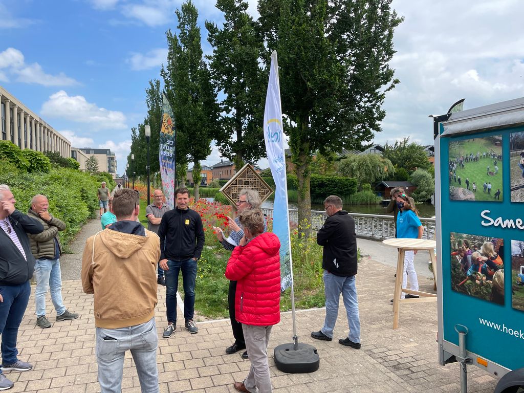 Lonneke, adviseur natuurontwikkeling en invasieve soorten, in actie tijdens de roadshow van Bonte Berm op het Frans Coenenpad in Alkmaar. 

#biodiversiteit #vergroening #bonteberm #groenvoorziening
