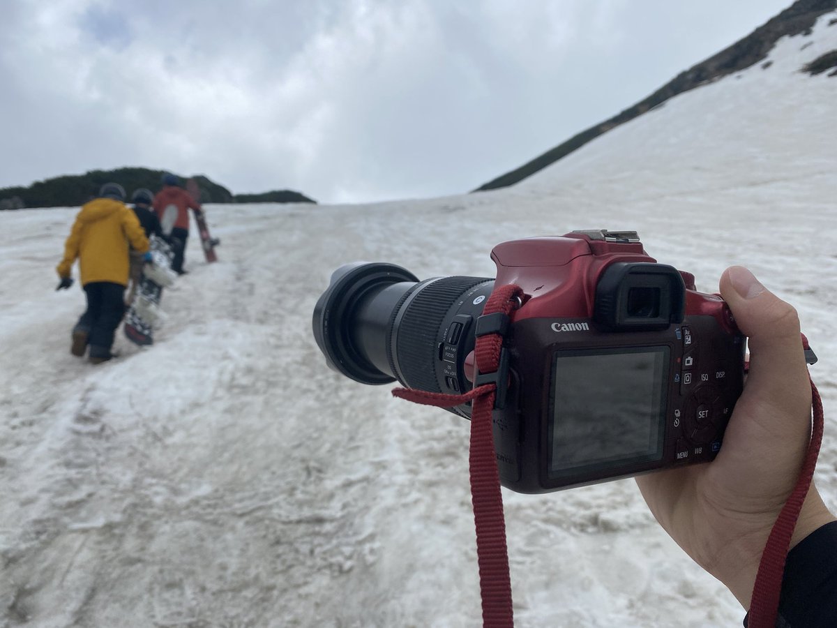 sydiepie13's tweet photo. シーズンアウト詐欺しまくってごめんなさい🙏

2回目の乗鞍大雪渓、
今シーズン62日目です！笑

もうすぐ7月なのに天然雪です❄️❄️❄️

《スノボカウンター62》 https://t.co/vpaOpYs1I5