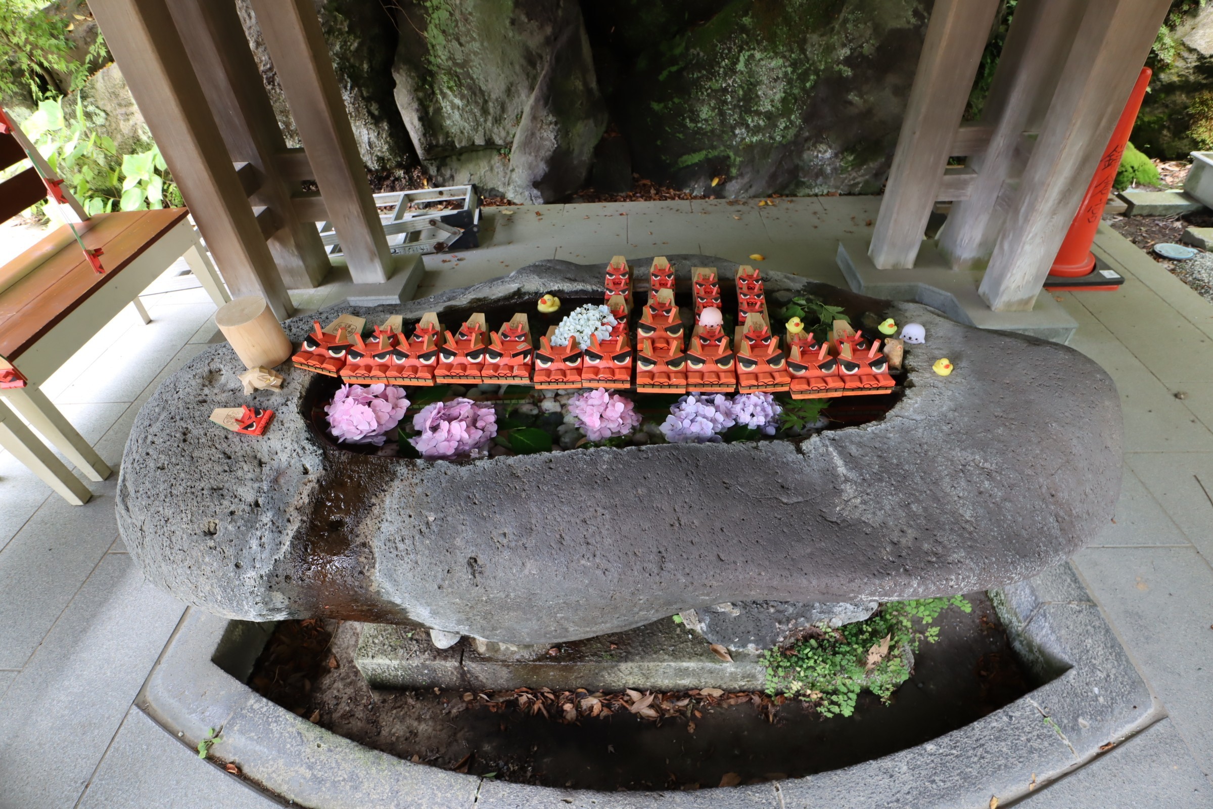 Komi Show Auf Twitter 花手水 鎌倉宮 鎌倉 21 06 22 神社の巫女さんが書いているのか手書きの優しい感じのイラストがあちらこちらにあり 見ていると気分をほっこりさせてくれる 鎌倉宮 大塔宮 後醍醐天皇 護良親王 獅子頭 厄払い 鎌倉 花手水 あじさい