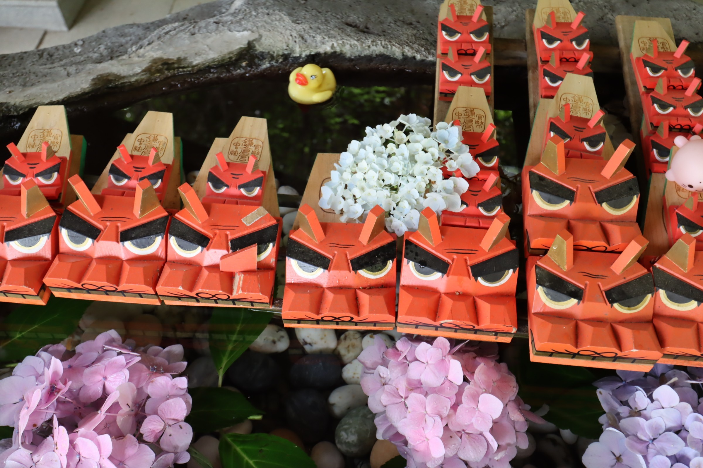 Komi Show Auf Twitter 花手水 鎌倉宮 鎌倉 21 06 22 神社の巫女さんが書いているのか手書きの優しい感じのイラストがあちらこちらにあり 見ていると気分をほっこりさせてくれる 鎌倉宮 大塔宮 後醍醐天皇 護良親王 獅子頭 厄払い 鎌倉 花手水 あじさい