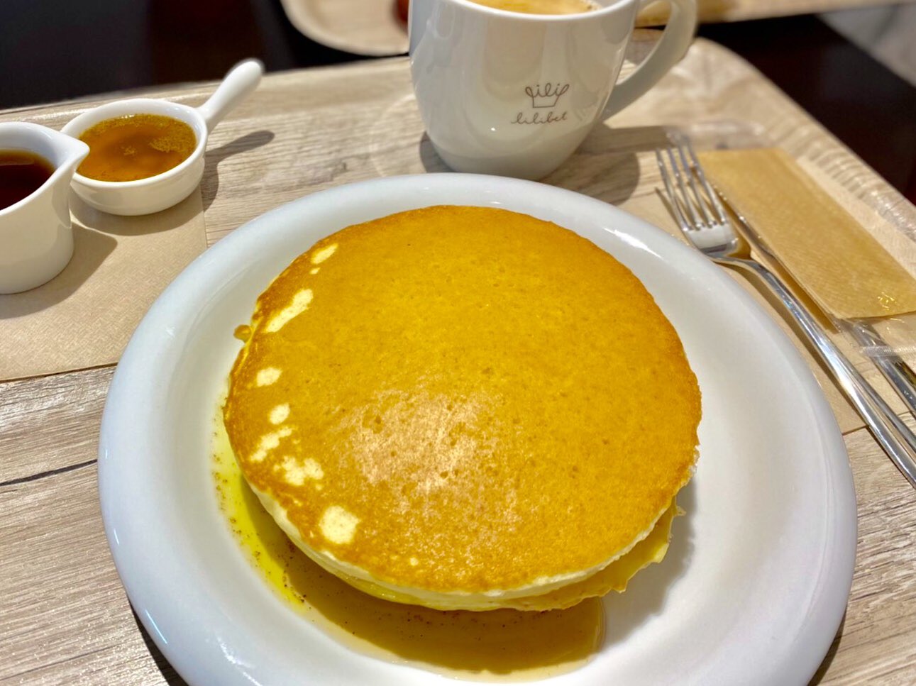 تويتر 久原智子 على تويتر カフェリリベット２号店 店長さんより フィナンシェのようなホットケーキ 美味しい食べ方 フォークでブスブスさしてから 焦がしバターとメープルシロップをかけて お召し上がり下さい 口の中から 幸せ 毎日 来てね