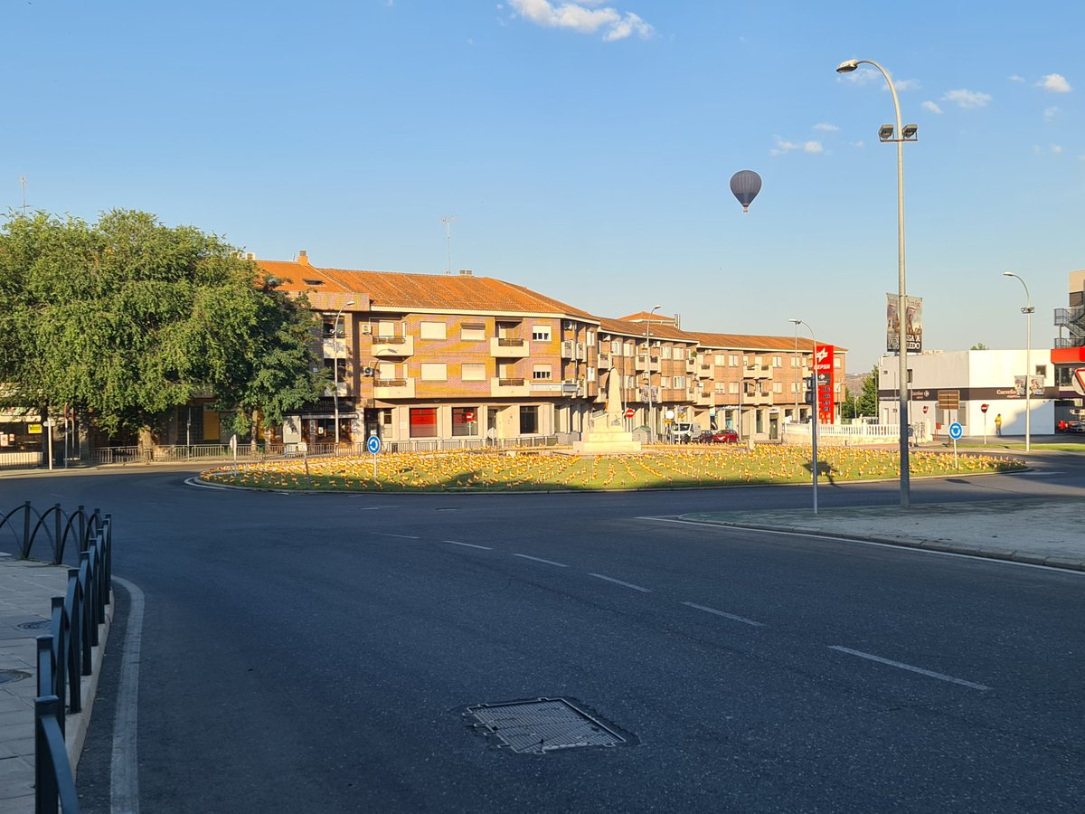 Hoy Toledo amanece con un homenaje a los caídos por Covid, a la bandera y a todos aquellos que han dado tanto por preservar los valores de nuestra Nación. 
España es todo aquello que sus hombres justos y nobles son capaces de defender.
Viva España! Viva <a href="/resistespana/">Resiste España 🇪🇸</a> !