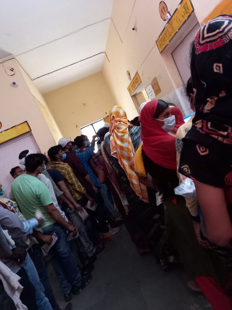 SaranshTalwar's tweet photo. Social Distancing being followed at Uttar Pradesh's, Agra, Bichpuri Vaccination Center.

Is this what respected PM meant by "Do Guj ki Doori, Mask hai Zaroori"
 @myogiadityanath @CMOfficeUP @narendramodi https://t.co/FW8D4VPXJB