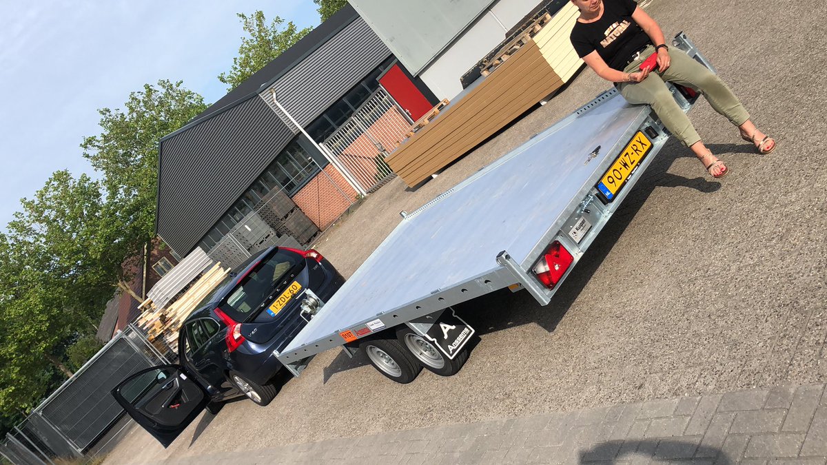KlaasD's tweet photo. @ASTimmer ik sta met een gehuurde auto ambulance voor de zaak om de cabrio te halen. Hij staat nog binnen; en nu? https://t.co/iN4Zx9MJBM