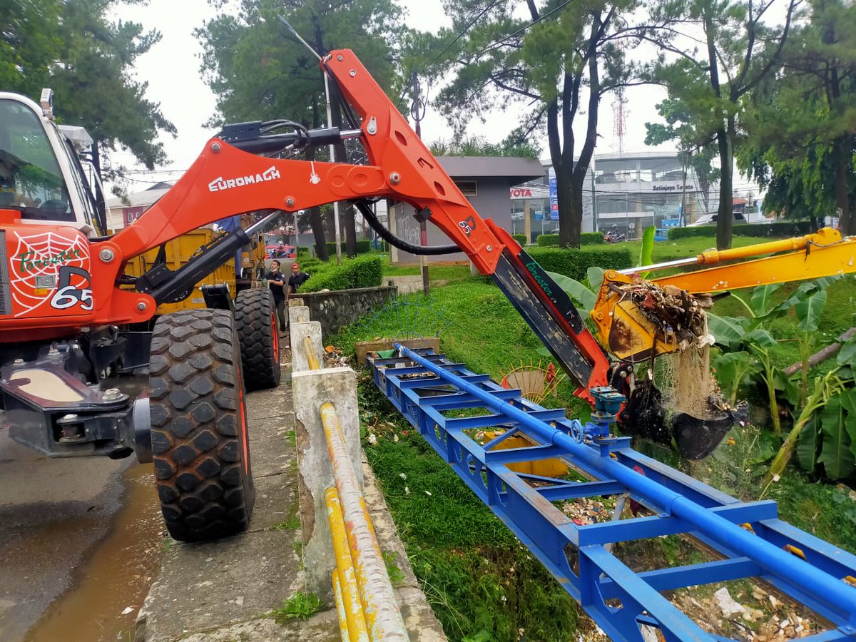 DinasPUPR's tweet image. Kegiatan Membersihkan Sampah oleh Satgas Bidang Sumber Daya Air dibantu dengan Alat Berat Amphibi &amp;amp; Spider di Kali Baru depan PT. YKK Jl. Raya Jakarta-Bogor No.KM. 29, Pekayon, Kecamatan Cimanggis.
Rabu, 23/06/2021
cc : @IdrisAShomad @ImamBHartono @danz_depok