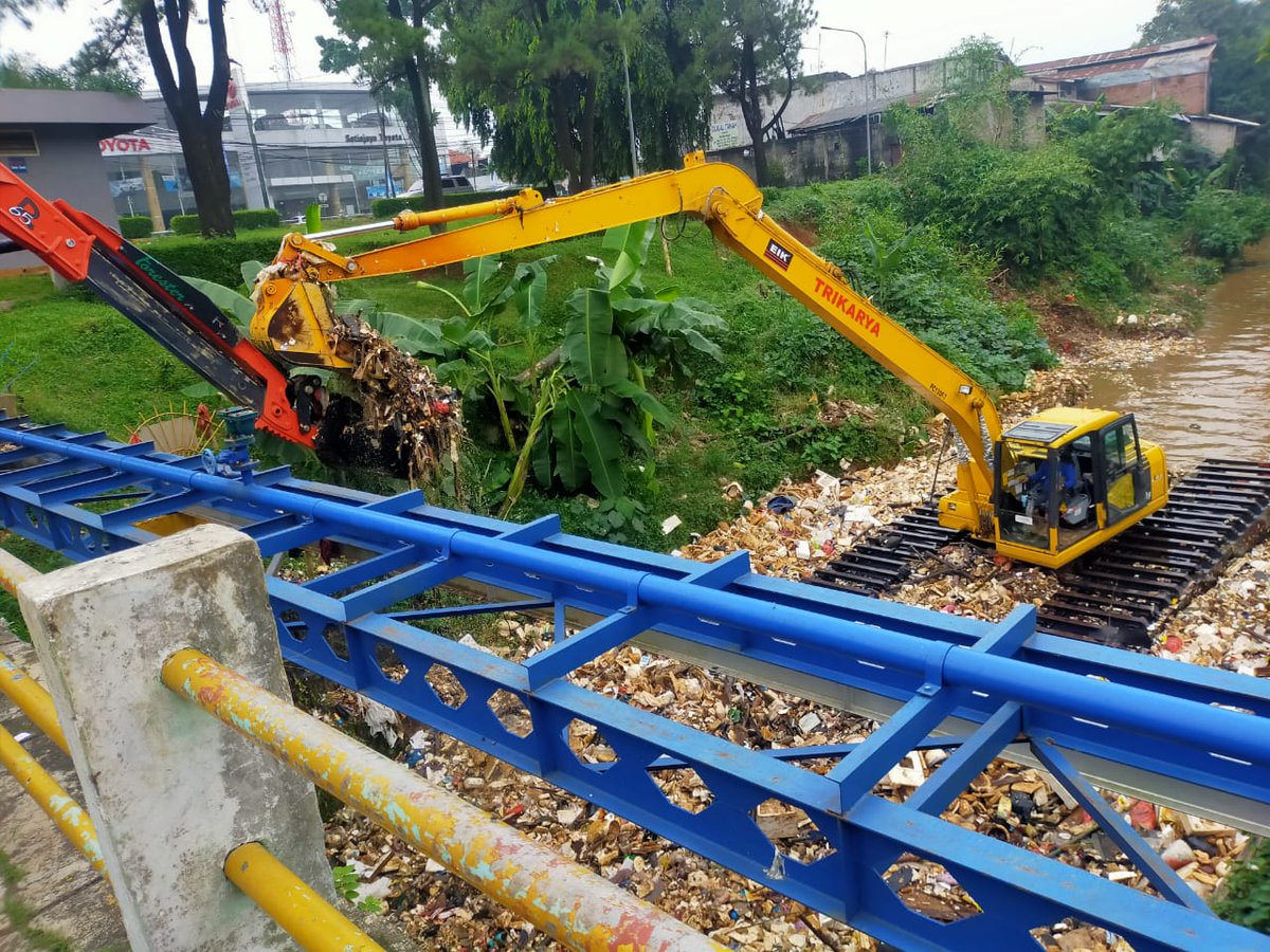 DinasPUPR's tweet image. Kegiatan Membersihkan Sampah oleh Satgas Bidang Sumber Daya Air dibantu dengan Alat Berat Amphibi &amp;amp; Spider di Kali Baru depan PT. YKK Jl. Raya Jakarta-Bogor No.KM. 29, Pekayon, Kecamatan Cimanggis.
Rabu, 23/06/2021
cc : @IdrisAShomad @ImamBHartono @danz_depok