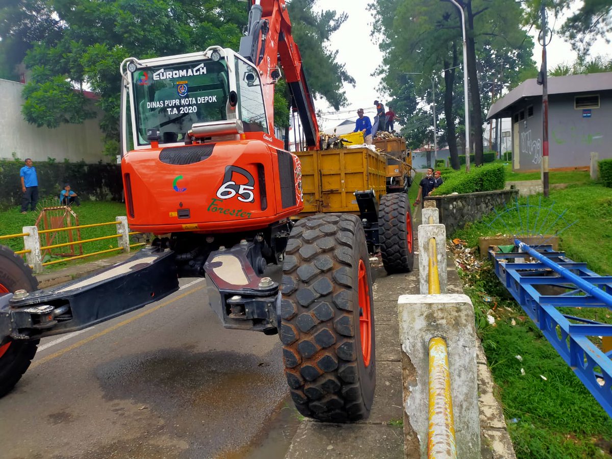 DinasPUPR's tweet image. Kegiatan Membersihkan Sampah oleh Satgas Bidang Sumber Daya Air dibantu dengan Alat Berat Amphibi &amp;amp; Spider di Kali Baru depan PT. YKK Jl. Raya Jakarta-Bogor No.KM. 29, Pekayon, Kecamatan Cimanggis.
Rabu, 23/06/2021
cc : @IdrisAShomad @ImamBHartono @danz_depok
