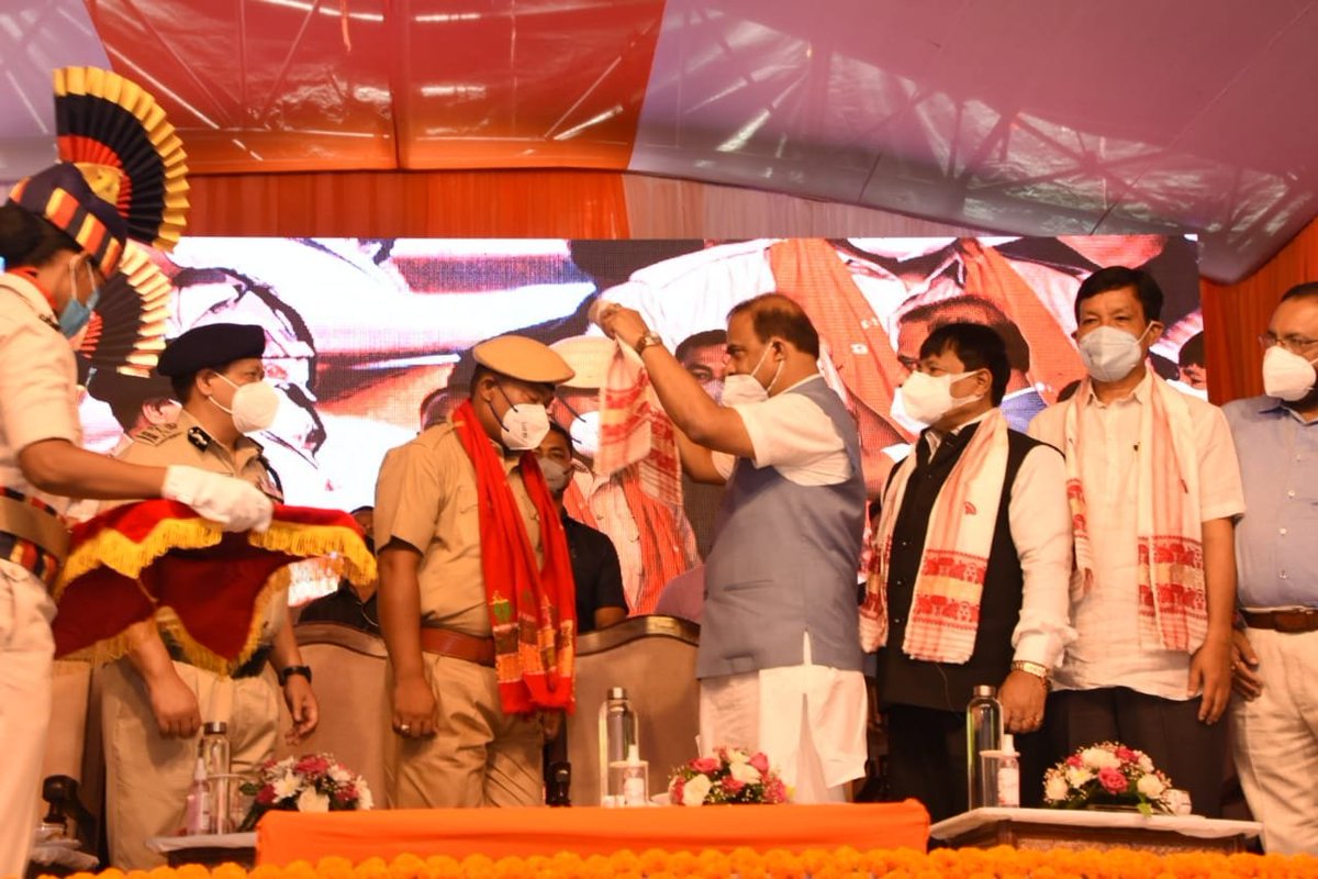 himantabiswa's tweet photo. Assam Pride!

Acting on Cabinet's decision on June 24, happy to have handed over appointment letter to Sri Borsing Bey as  Constable in @assampolice today.

He has set a remarkable example of integrity in confiscating drugs worth Rs 12 cr as Home Guard &amp; refusing inducements. 1/2 https://t.co/gI3g1S8cEg