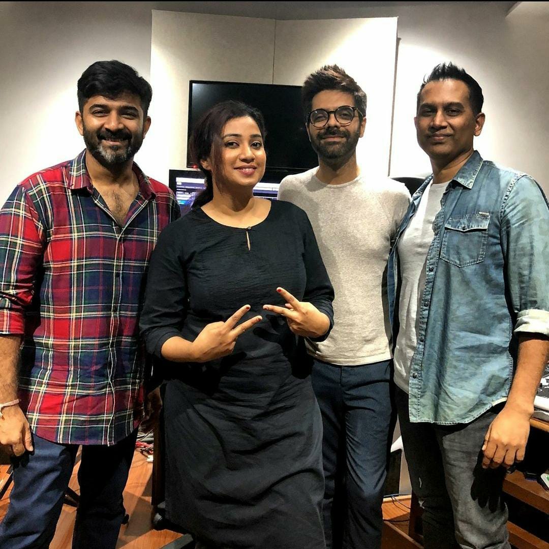 bolly_galiyara's tweet photo. Singer composer duo @JIGARSARAIYA and @Soulfulsachin shares a wonderful BTS glimpse from the making of the theme song of much acclaimed show The Family Man 2 with Shreya Ghosal (@shreyaghosal) and @rajndk
#sachinjigar #familyman2 #btsshot #pictureoftheday #ShreyaGhoshalDay https://t.co/snWE7MElq6