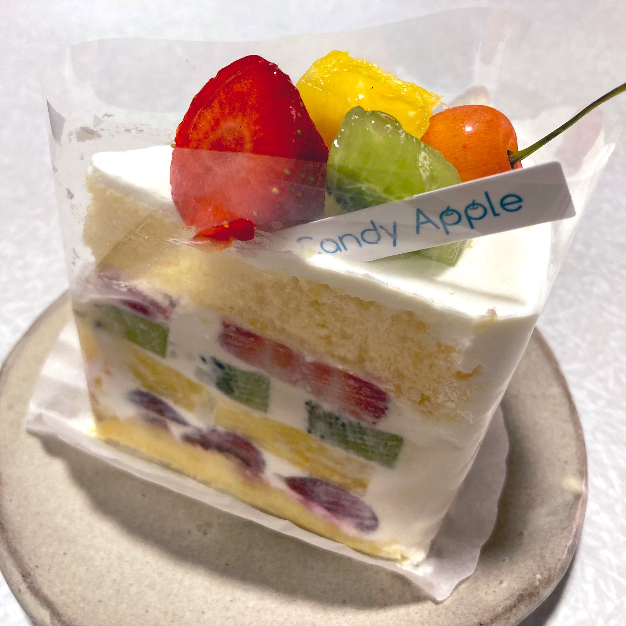 シン 白山市横江町 Cake Shop Candy Apple キャンディアップル アップルパイとプレミアムショートケーキ アップルパイは相変わらず美味しい プレミアムショートケーキは初購入 4種類のフルーツが層になってて 高さもあり豪華 焼き菓子もたくさん
