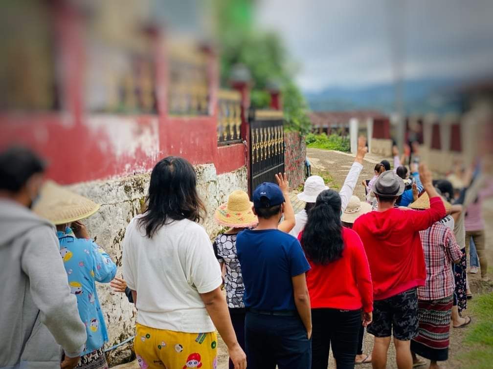 Ric12535's tweet photo. Youths from #Mogok held a protest to fight for fear and flashed three-fingers salute to oppose the Dictatorship on June26.

#GenocidalMilitary
#June26Coup
#WhatsHappeningInMyanmar https://t.co/FP49TPdcHg