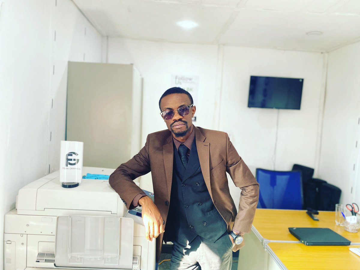 FidelBashige's tweet photo. En tant qu’un expert en #socialmediamarketing et #communicationvisuelle mon souci est de pousser encore plus loin l’emblème #national. 🇨🇩
Suivez-moi for #aupport https://t.co/0FnAwjNV7b