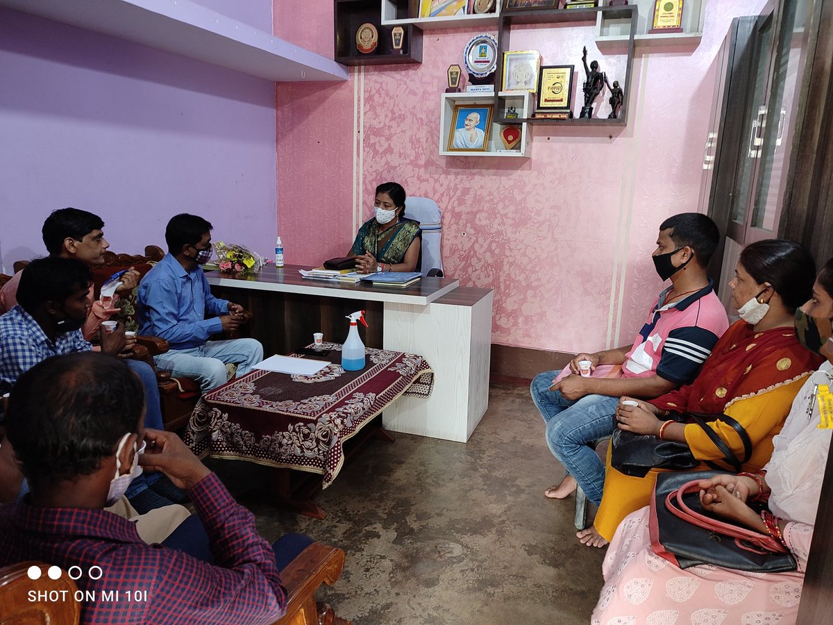 आज गोला स्थित अपने आवासीय कार्यालय परिसर  में स्थानीय जनसमस्याओं को जाना एवं हर संभव समाधान करने का भरोसा दिलाया। <a href="/INCJharkhand/">Jharkhand Pradesh Congress</a>