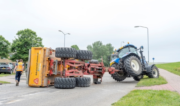 Aanhanger van trekker kantelt op Noordhoek in Papendrecht - ..