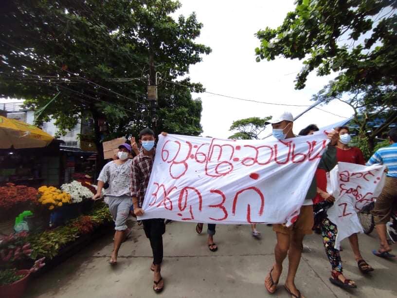 Young activists staged a protest against the military regime in Yangon’s East Dagon Township on Saturday. At least two protesters were arrested by junta forces after the protest. 

(Photo:CJ) 
#WhatsHappeningInMyanmar