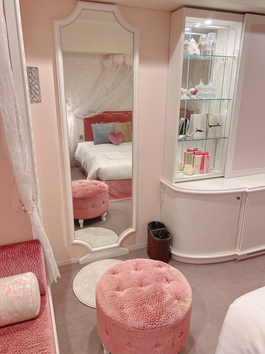 Furan 1人ホテルステイ女子 東京ベイ東急ホテルはプリンセスルームもおすすめ ヨーロピアン調のピンクの家具で統一されたプリンセスの世界観 天蓋付きのベット 額縁で囲った窓辺のソファ 可愛いスツールと姿見 プリンセス系の小物の