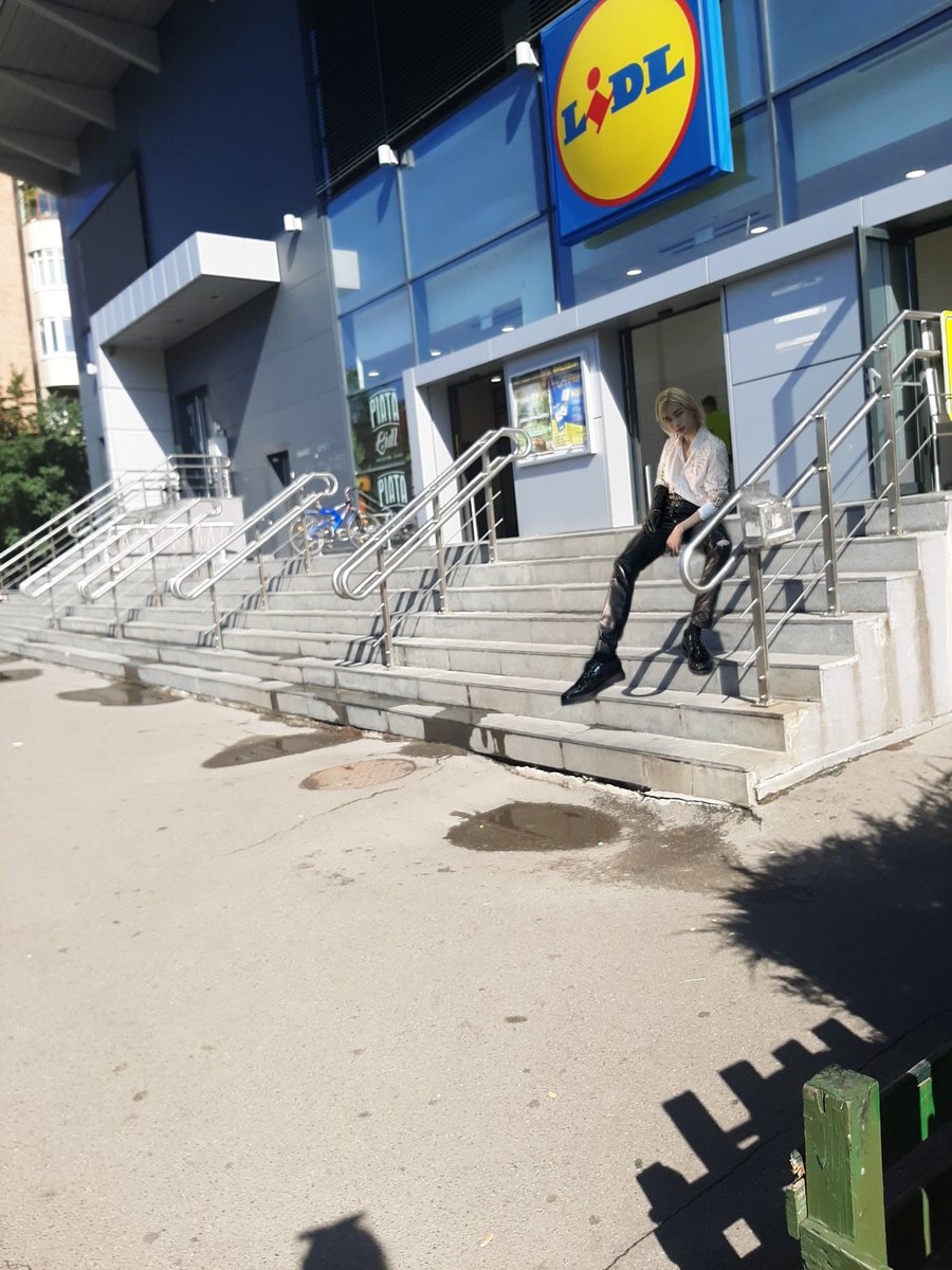 mingiaesthetics's tweet photo. Uitați cine își făcea poze pe scări la Lidl https://t.co/sTnz8lg2kA