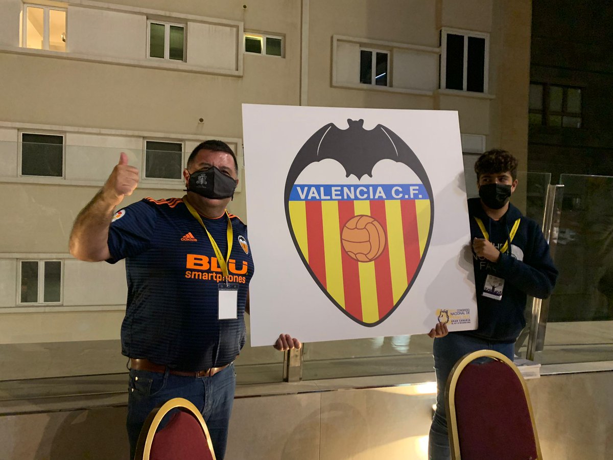 APValencianiste's tweet photo. Nuestros representantes en el @AfepeLPA2020 lucen con orgullo el escudo de nuestro @valenciacf. Nuestro sentimiento no nos lo quitara nadie. 
En @AyuntamientoLPA disfrutando con el resto de federaciones. #ElFútbolNosUne @AficionesUnidas https://t.co/zVnccJpX7W