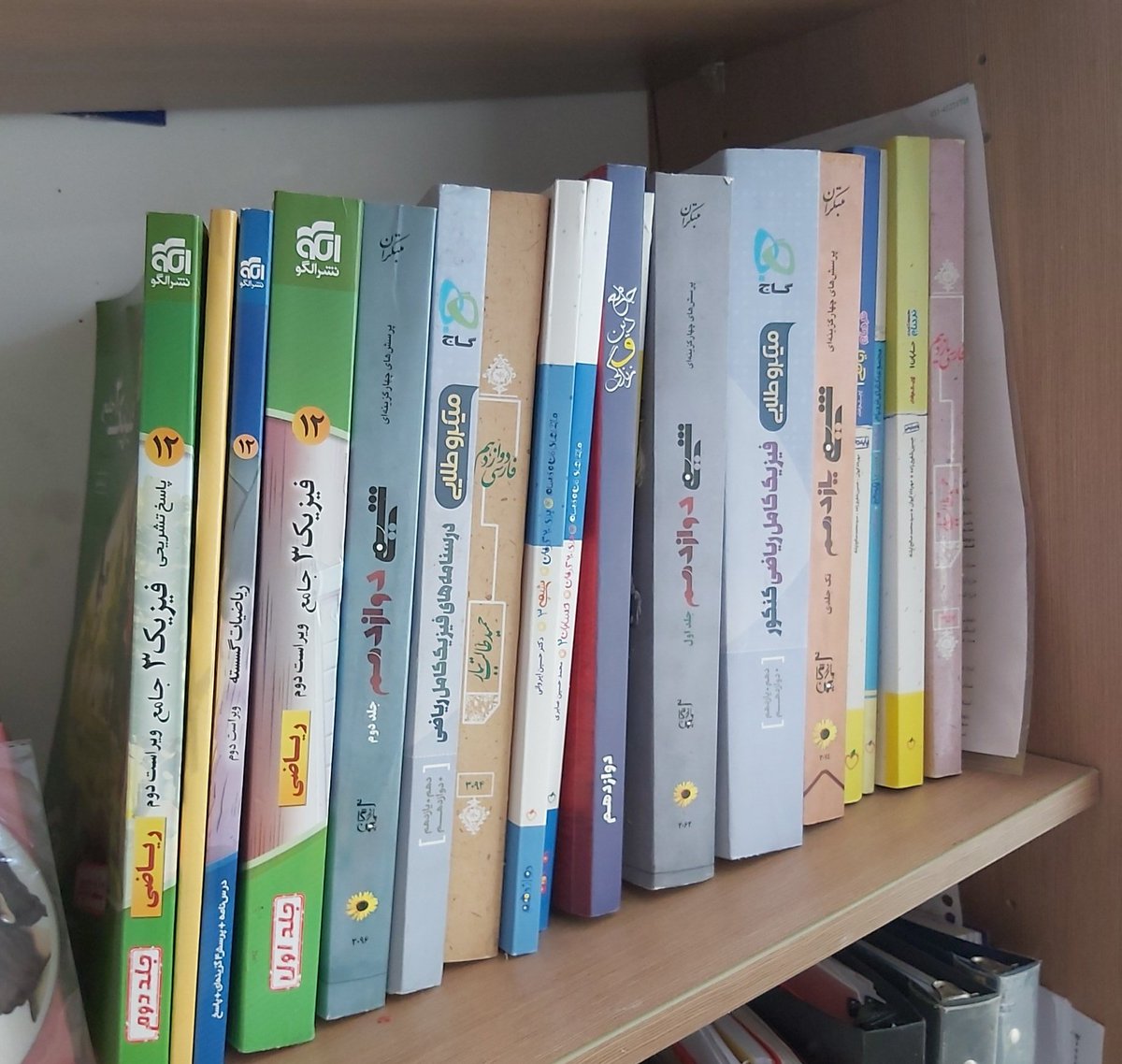 callmesaaba's tweet photo. بچه ها اینا کتابای کنکوره اگر کسیو میشناسید که نیاز داره بهشون امکان تهیه نداره میتونم براش بفرستم اینارو https://t.co/Im8BnyQEJc