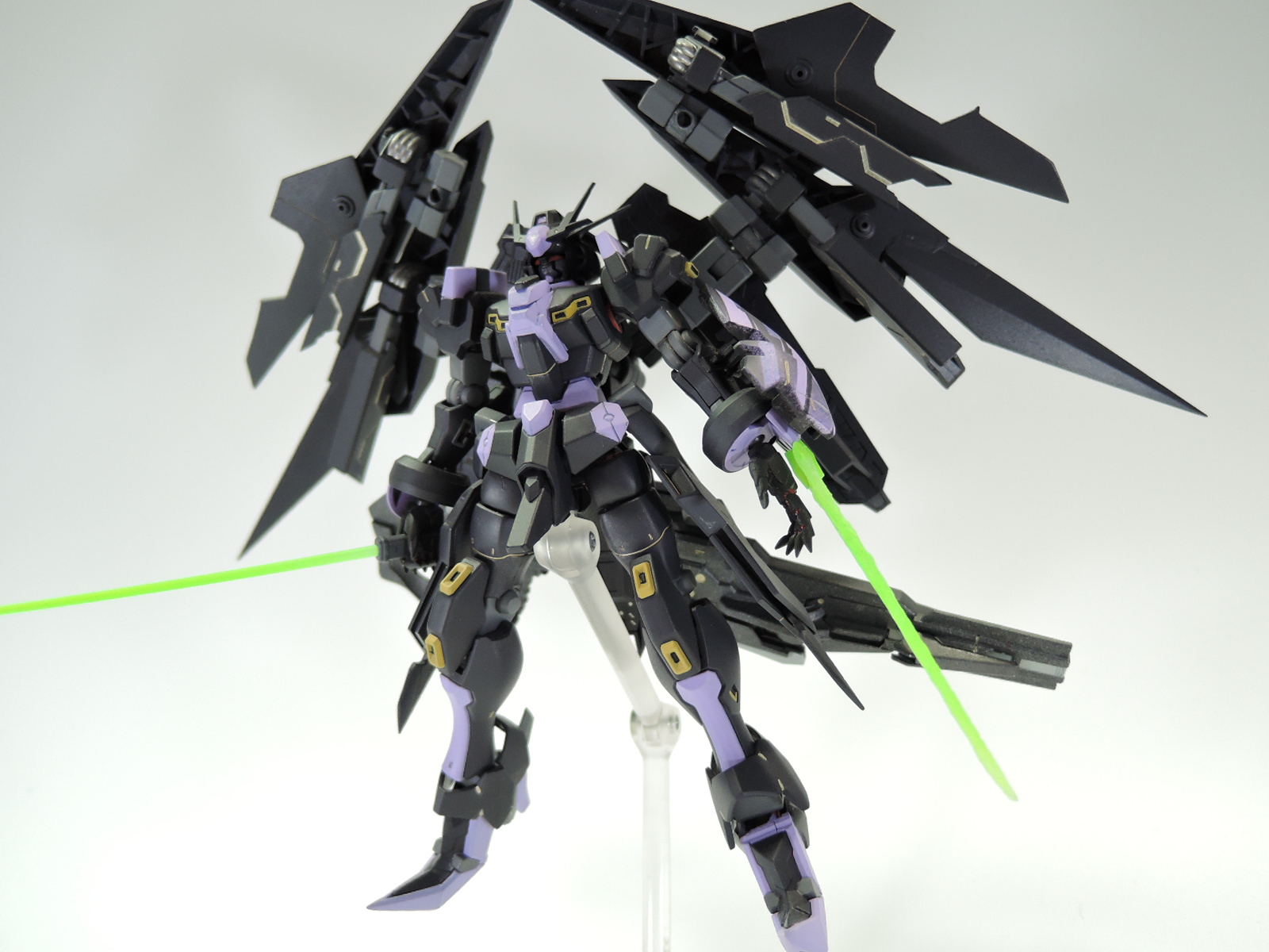 紙白 スラスター中毒者 虎さん撮影時に出てきた過去作 G アルケイン2号機 ガンプラ改造 闇落ちアイーダさん専用機ということで海賊つながりで某x2の雰囲気を足しています T Co kcuettns Twitter