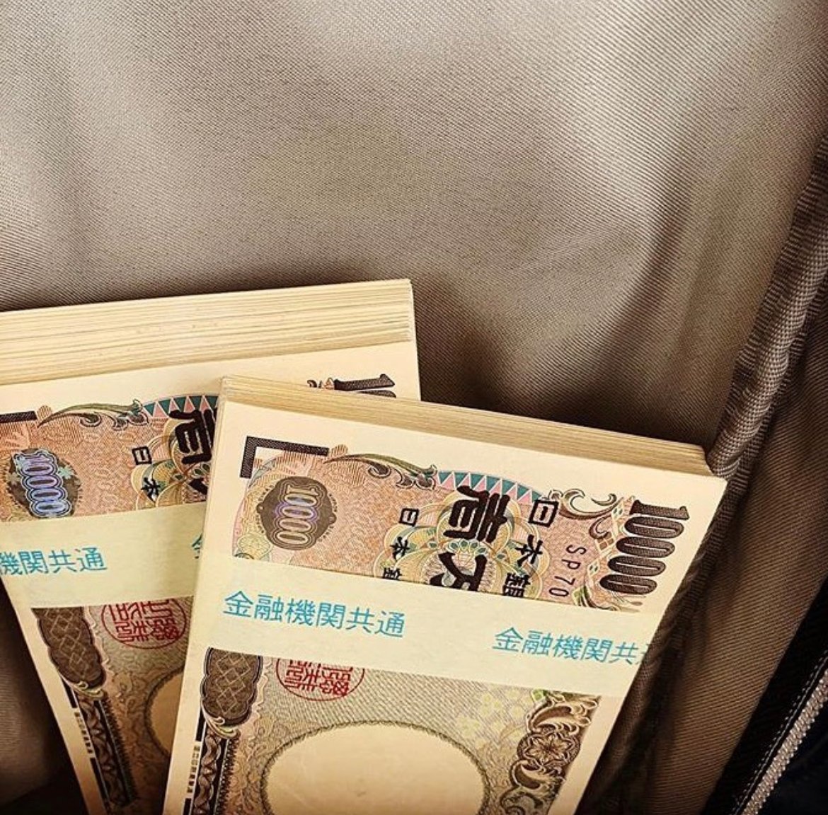 ai_chachachan's tweet photo. 🎀現金プレゼント企画🎀

コロナで大変だと思うので＂700万円＂を配布します！

【参加条件】 
①フォロー&amp;RT 
②この投稿をいいね 

当選発表：6/30

引用RTで当選確率UP ！

当選報告はLINEで行います✉️
→https://t.co/YnPrFbIx51 https://t.co/h5DIgttRcy