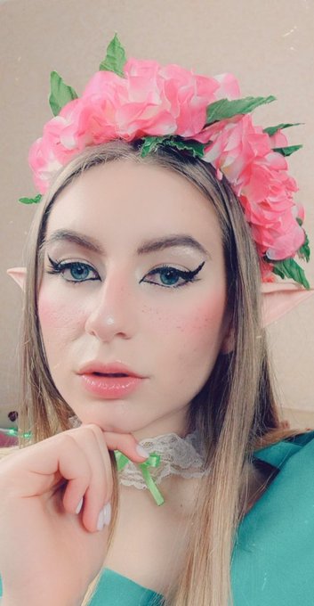 Ahhhahahahhaha found these very flattering stills from my album🤣 https://t.co/wuYwG9z8KS<a href="/tag/mvsales"class="tags"><span>#mvsales</span></a>