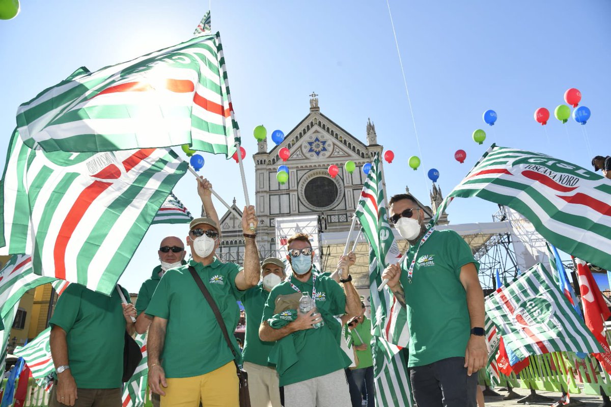 CislNazionale's tweet photo. 🗣Piazza Santa Croce a Firenze si sta riempiendo per la Manifestazione di #CgilCislUil #RipartiamoInsieme. Un #26giugno di lotta per il lavoro, la coesione sociale, la ripresa economica del Paese. Noi ci siamo! Sempre al vostro fianco https://t.co/yAZW4yTD0Z