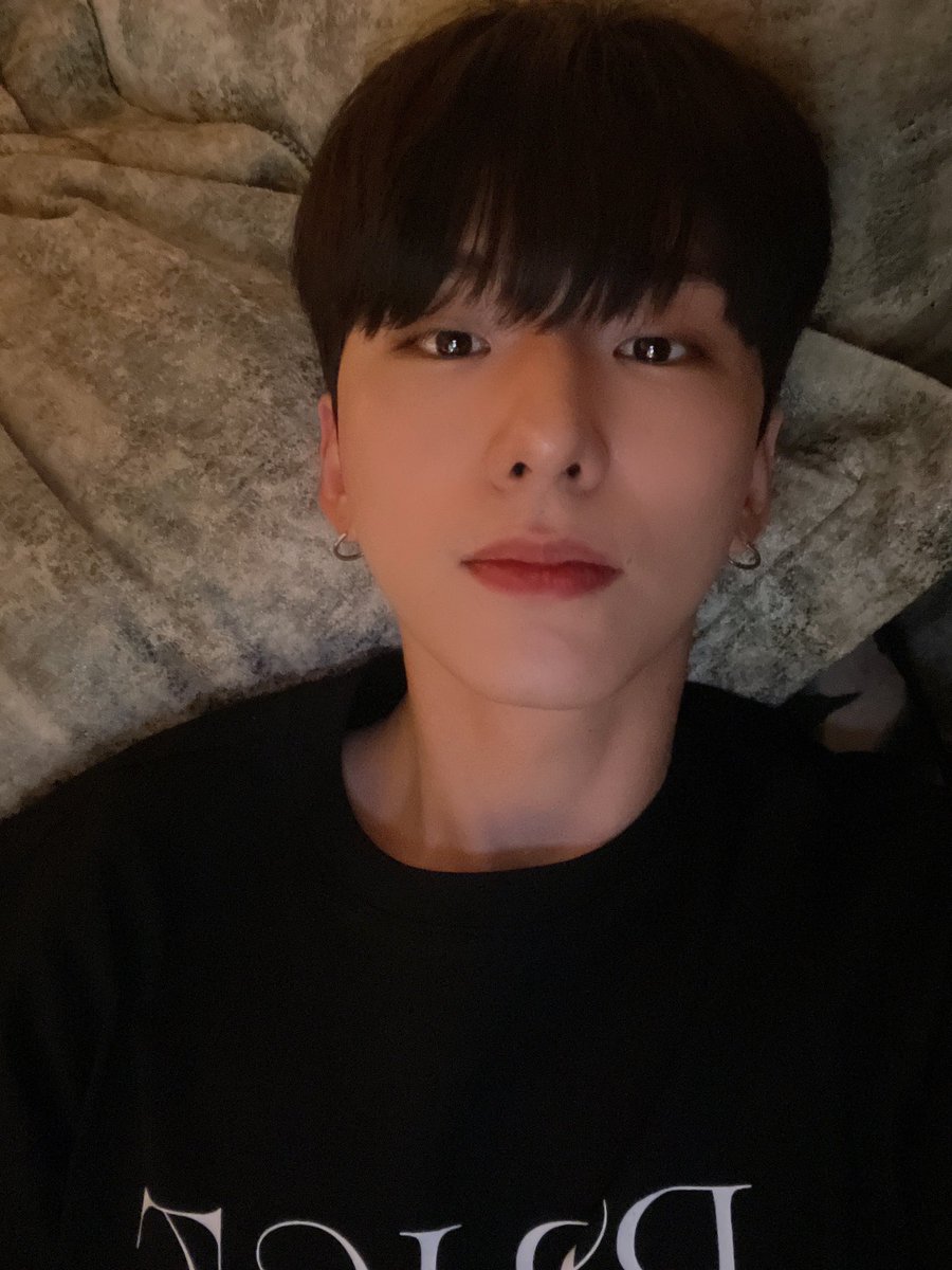 OfficialMONSTAX's tweet photo. 오늘 하루 잘 보냈어요 몬��베???
여기는 날씨가 갑자기 더워졌는데 거긴 어때요??
How was your day MONBEBE??? The weather here got hotter all of a sudden. How is the weather where you are?? #기현 https://t.co/65CXhbH3lt