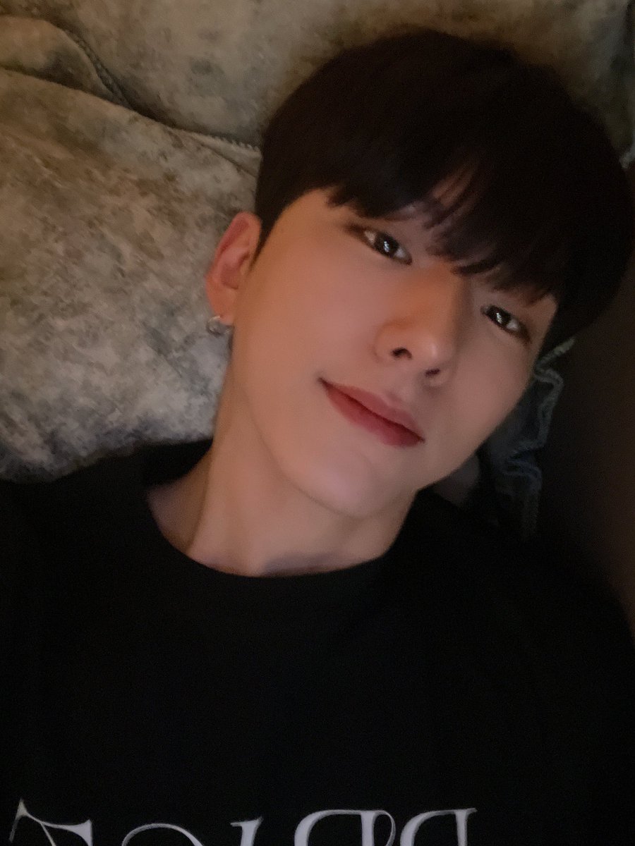OfficialMONSTAX's tweet photo. 오늘 하루 잘 보냈어요 몬��베???
여기는 날씨가 갑자기 더워졌는데 거긴 어때요??
How was your day MONBEBE??? The weather here got hotter all of a sudden. How is the weather where you are?? #기현 https://t.co/65CXhbH3lt