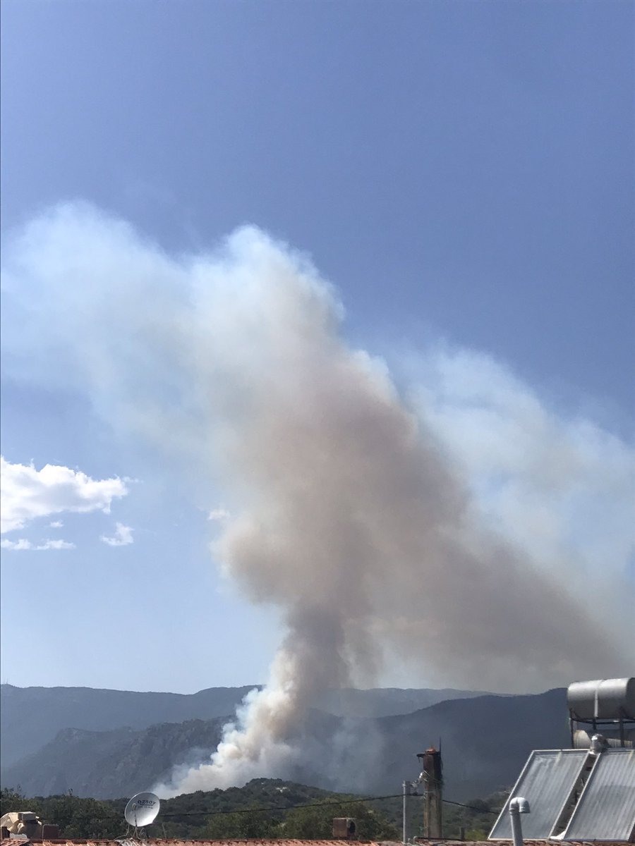 Kaş’ta yangın devam ediyor. Bir kaç noktaya daha sıçramış deniyor #kaş artık evden daha net gözüküyor