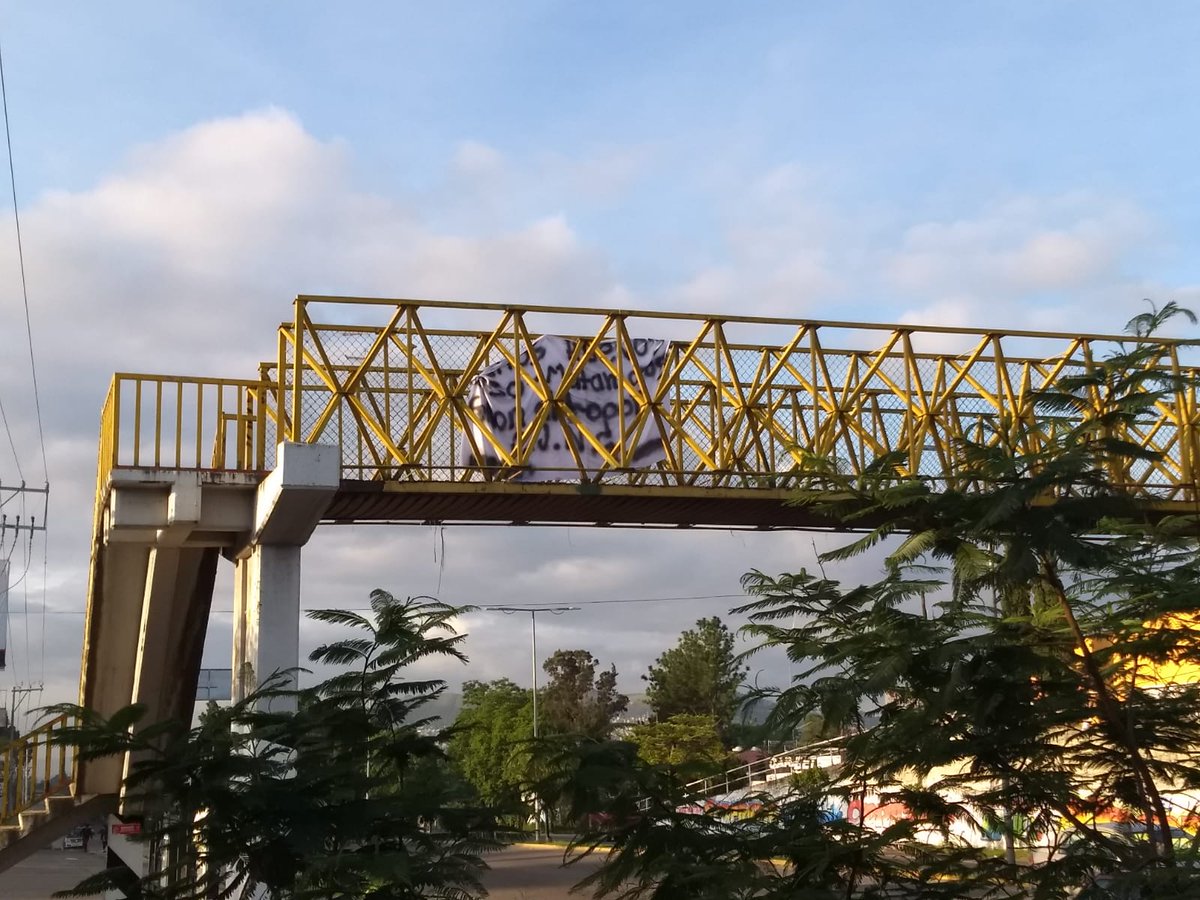 RESSKT_049's tweet photo. Narco manta en el puente de Santa Rosa , unidades en el lugar https://t.co/P6XEBWfCCc