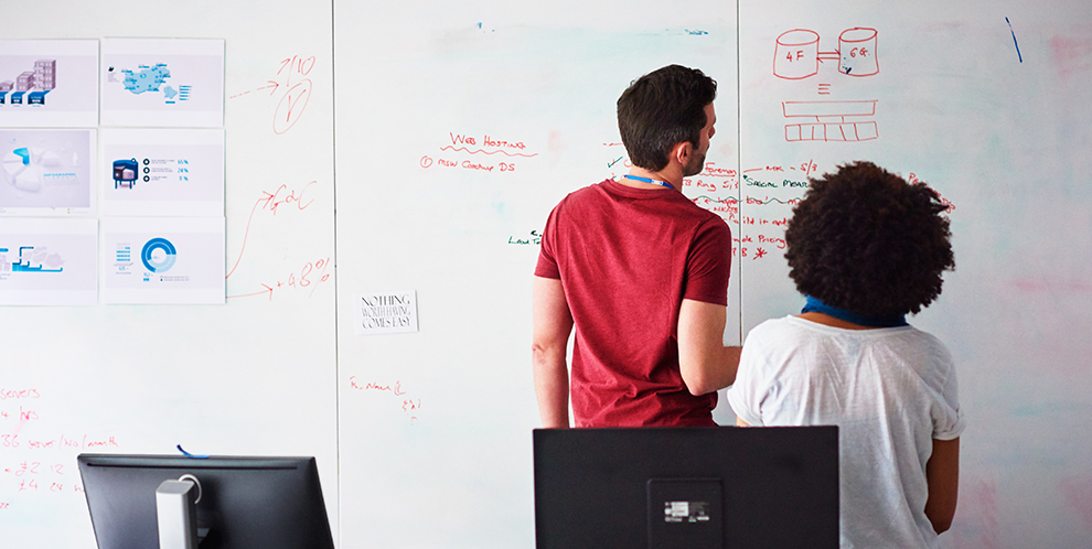 Linkedin silicon valley. Программист за столом. Tech startups. It export. Инфографика сша.