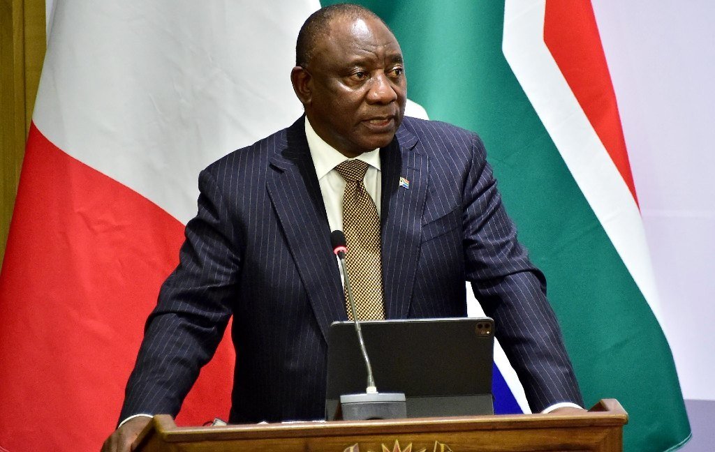 JUST IN | President Cyril Ramaphosa to address the nation on Sunday at 20:00 about Covid-19 ow.ly/KVin50Fj4Rf