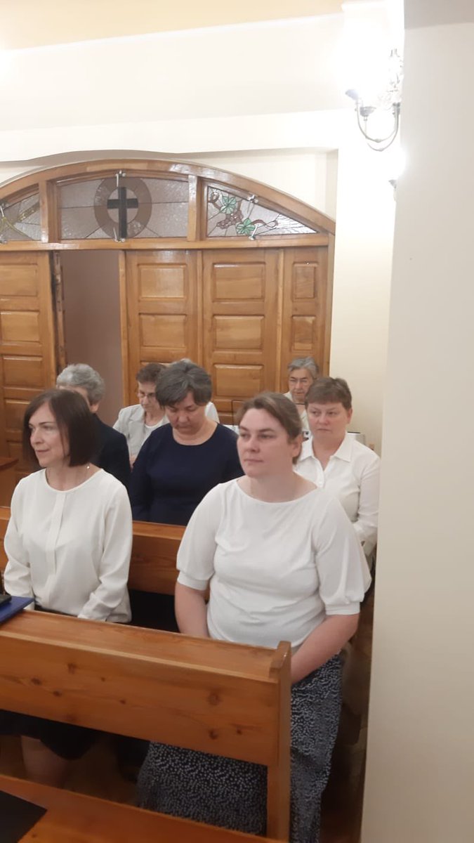 Siostry Służki sporym nakładem sił i środków przeprowadziły gruntowny remont liczącego 125 lat domu w Rokiciu n. Wisłą. Przeznaczony jest on głównie dla starszych sióstr i chorych. 
Dziś dziękowały Bogu i ludziom za to dzieło 🙏