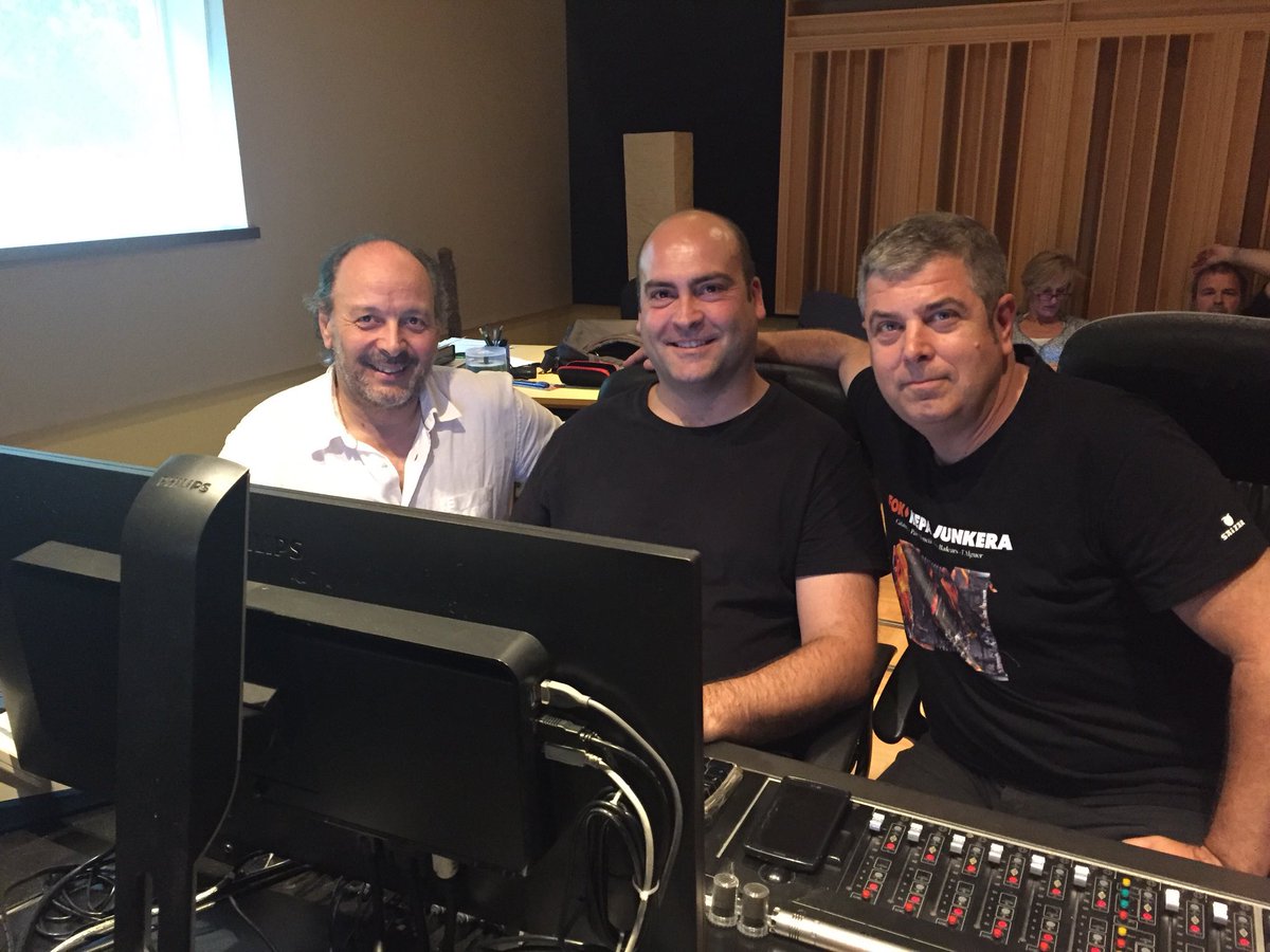 He trobat aquesta foto de l’enregistrament del disc ‘Kirineoc’ amb <a href="/kepajunkera/">Kepa Junkera</a> i la <a href="/CoblaSantJordi/">Cobla Sant Jordi - Ciutat de Barcelona</a> Hi vaig participar com a productor als <a href="/Estudis441/">Estudis 44.1</a> amb <a href="/carlesxirgo/">Carles Xirgo Puig</a> com a tècnic. Te envio un abrazo muy grande Kepa!