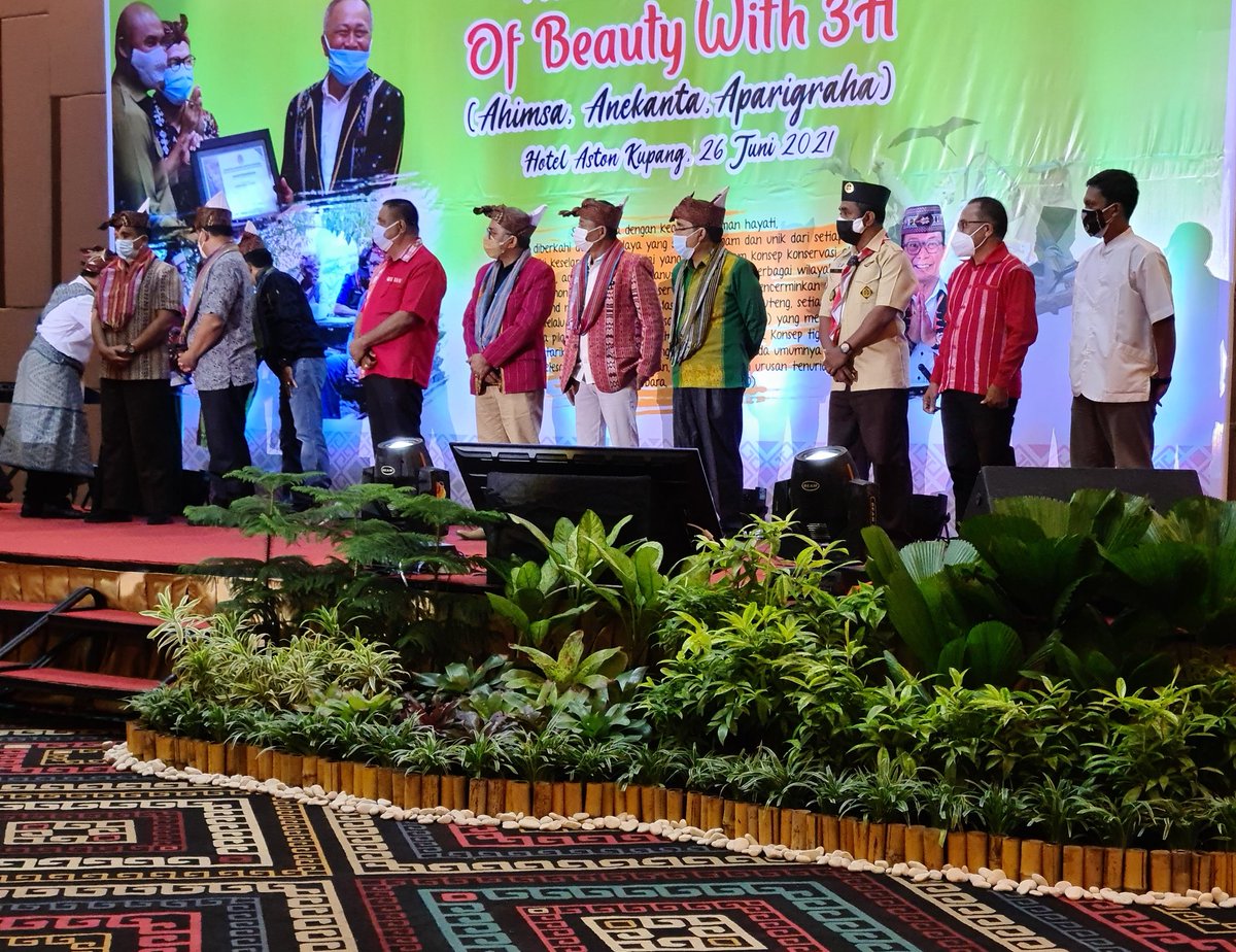 Proud of Pak Laurens, @wcs_id community organizer, who received appreciation award from <a href="/ditjenksdae/">Ditjen KSDAE</a>