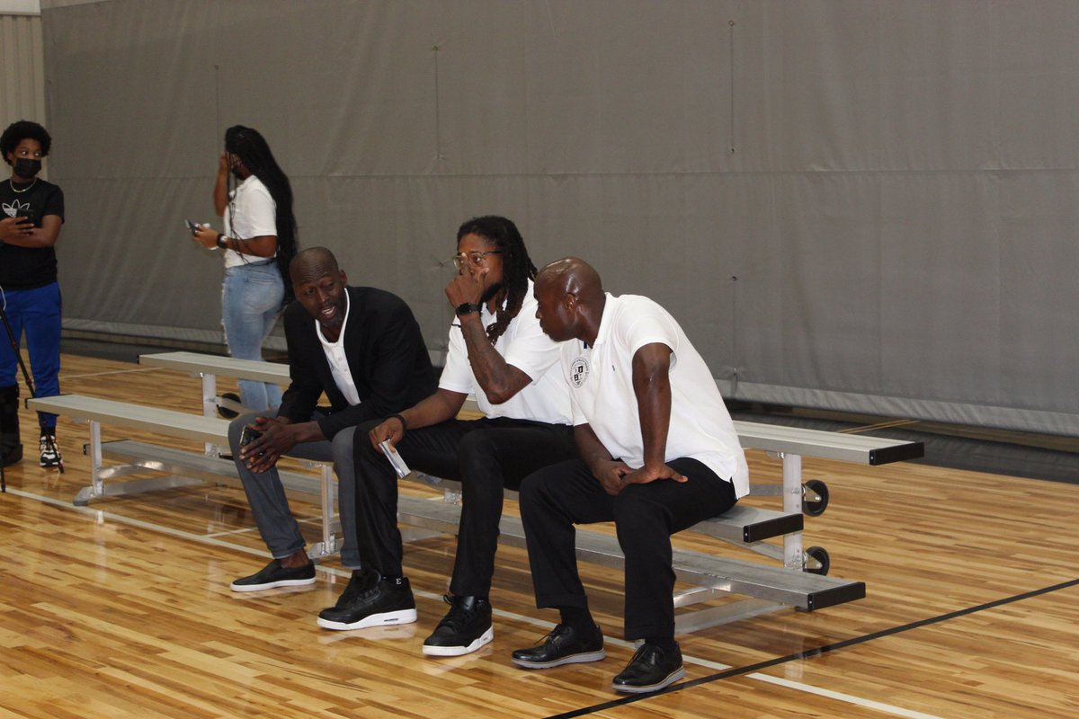 PSATAcademy's tweet photo. PSAT Varsity Coach🏀Ansu Sesay🗣”Work like a Pro” to the youth & parents #openhouse
#psatacademy #psatxea
@HoUCoachChuck11
@MikeWestHTX
@CoachDJ__
@CoachKenGamble
@CoachgaryRL9
@Boy_named_Su_5
@CartierMartin
@krmperez
@TerryBaylor
@billionairevsn https://t.co/abVpjzLOZa
