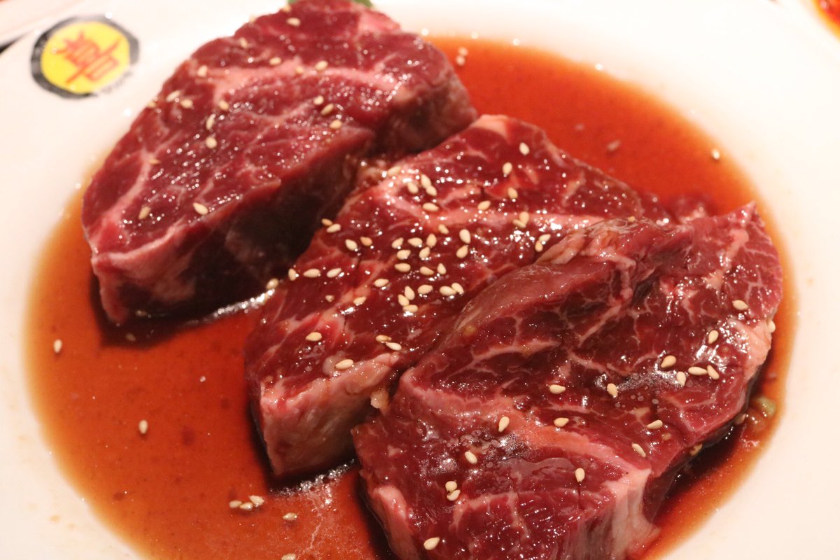 食い放題でこのデカいハラミが食えるのはありがてぇ。隠し包丁も入れてあるから焼き上がりも早い。 