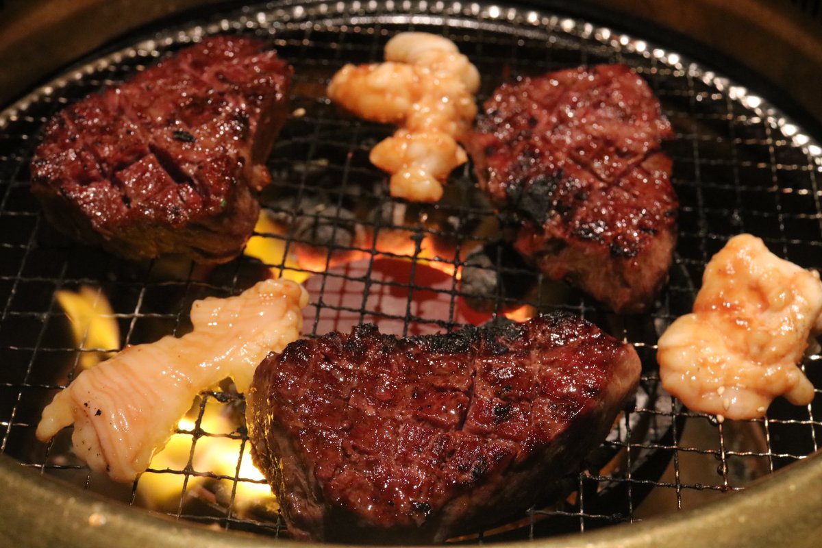 食い放題でこのデカいハラミが食えるのはありがてぇ。隠し包丁も入れてあるから焼き上がりも早い。 