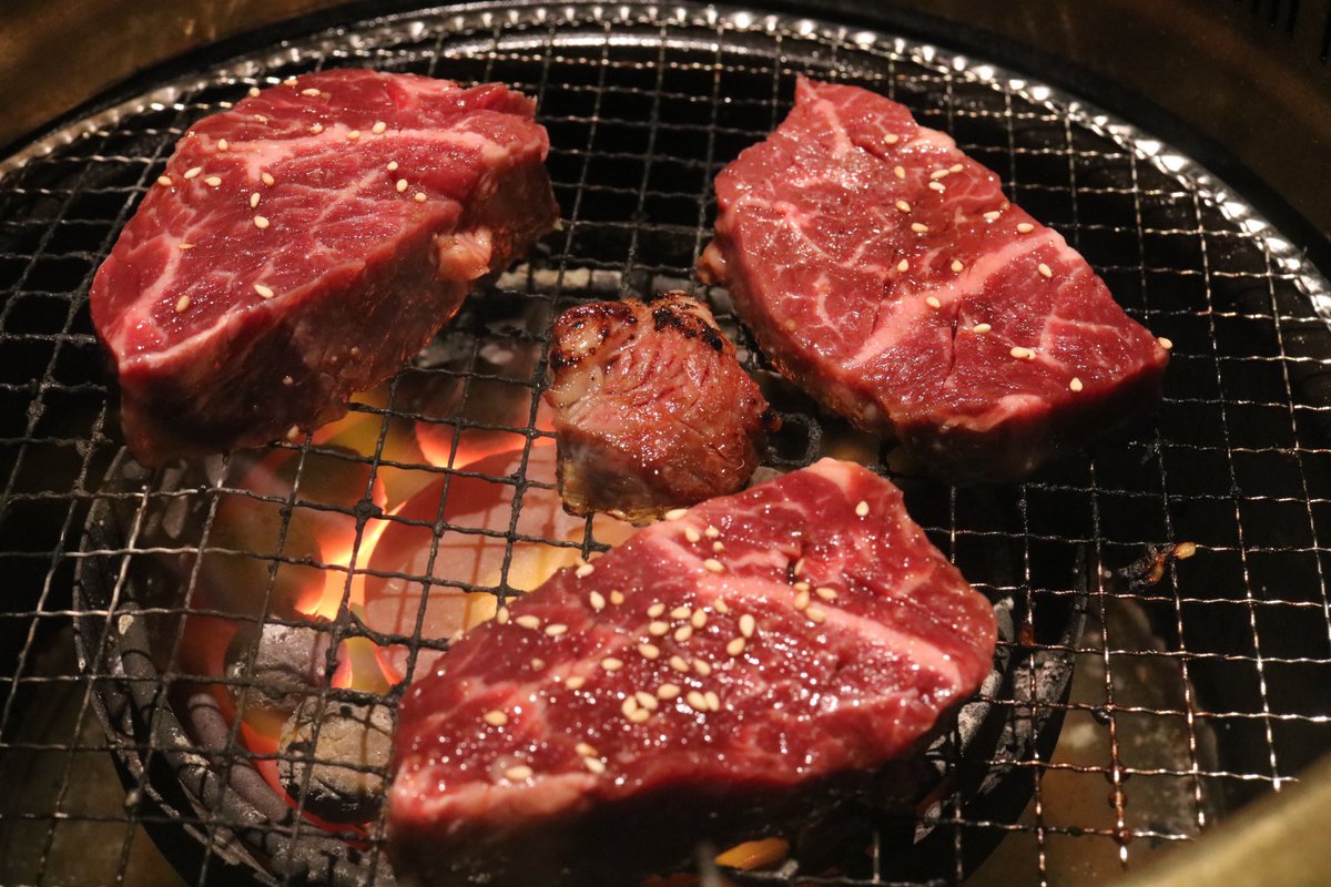 食い放題でこのデカいハラミが食えるのはありがてぇ。隠し包丁も入れてあるから焼き上がりも早い。 