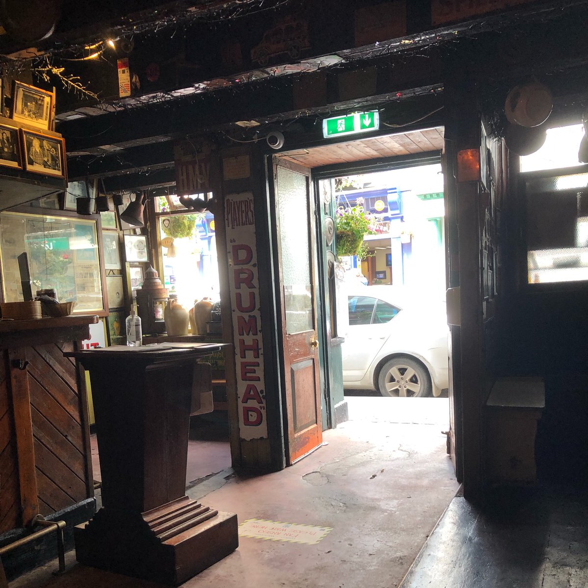 We’re open for lovely pints in our beergarden from 12 noon to 11pm today.

We’re looking forward to seeing some familiar eyeballs and some new ones! 👀

Call over! 

#DeBarras #folkclub #irishpub #beergarden #clonakilty #westcork #lovelypints #guitartown