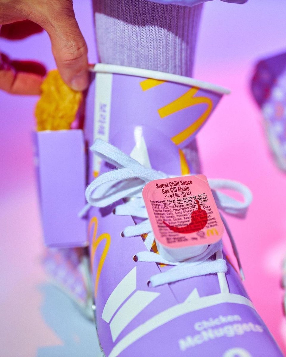 Alors que les fans des BTS s'amusent à collectionner les emballages des menus <a href="/BTS_twt/">방탄소년단</a>  x <a href="/McDonalds/">McDonald's</a>, Josiah Chua, un créatif de Singapore, a décidé de revisiter la Nike Air Max Plus TN avec les gobelets, les emballages et les sauces pour nuggets issus de cette même collab.