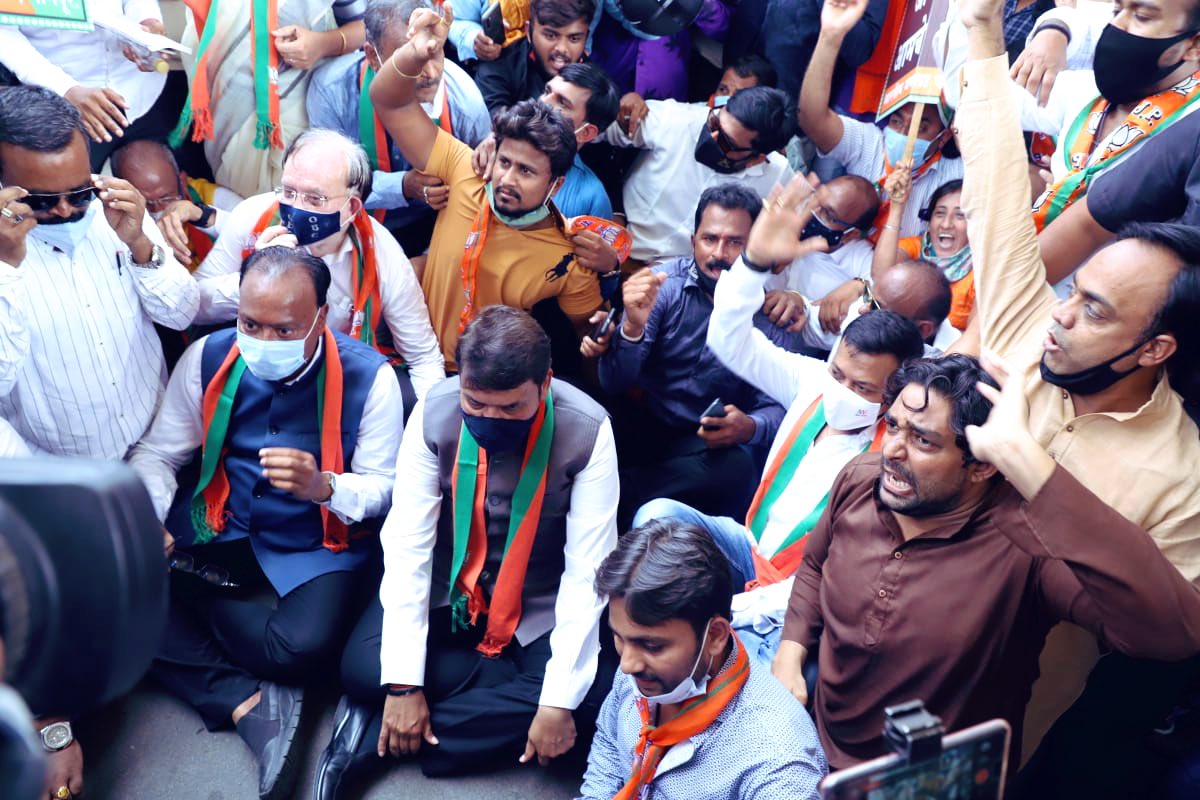 Dev_Fadnavis's tweet photo. एकतर ओबीसी आरक्षण द्या, नाहीतर खुर्च्या खाली करा!
ज्यांनी सर्व समाजांच्या उन्नतीसाठी आपले आयुष्य वेचले, त्या छत्रपती राजर्षि शाहू महाराज यांच्या जयंतीदिनी ओबीसी आरक्षणासाठी आज भारतीय जनता पार्टीच्या वतीने संपूर्ण राज्यात निर्णायक लढ्याचा प्रारंभ झाला.
#OBCvirodhiMVA https://t.co/49mqyth4Kp