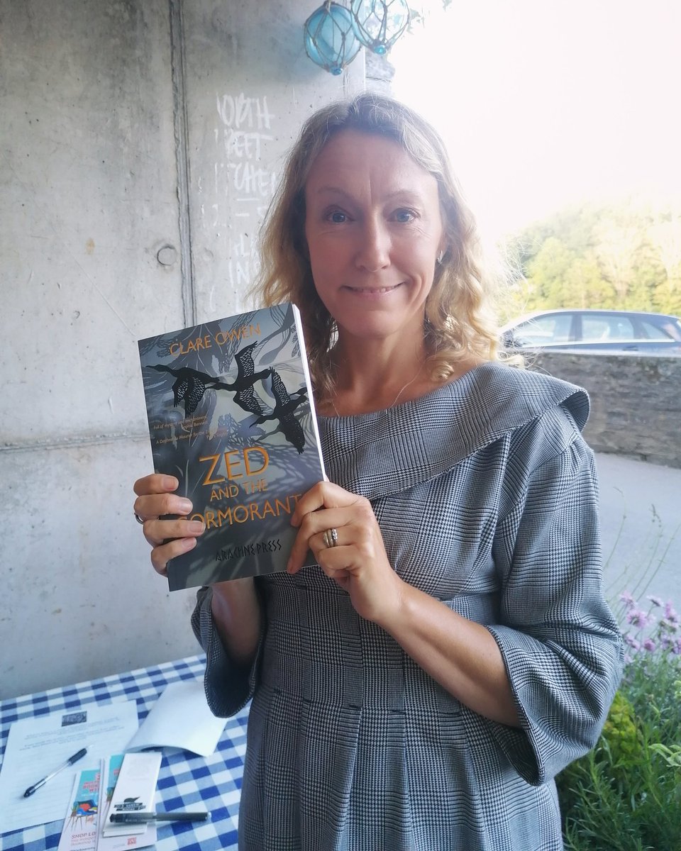 It was so good to finally attend a #book event in person! Here is @clareowenwriter with her YA novel #ZedAndTheCormorants 🎉

Thank you to @shrewbooks @lostinbookshop for hosting the event and @SallySunnyCup for sharing her brilliant illustrations 🖤💛🖤

#BookTwitter