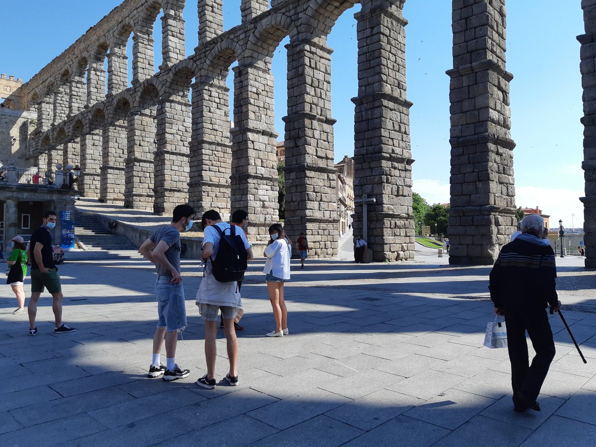 jaijime's tweet photo. Primer día sin obligatoriedad de mascarillas en el exterior.  Paseando por la calles de Segovia. El 95% de la gente la lleva puesta aunque haya distancia de seguridad. A mí me parece estupendo, en situaciones urbanas parecidas. https://t.co/5MivW8bVCO