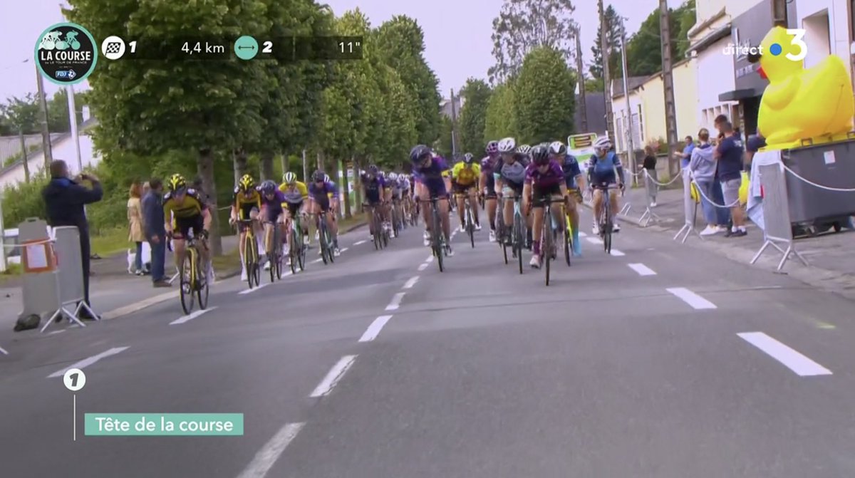 🚨 The race is now back together! The favourites are back, what a finish we're in for!

🚨 Echappée reprise ! Les favorites sont de retour. Quel final auquel nous assistons ! 

#LaCourse