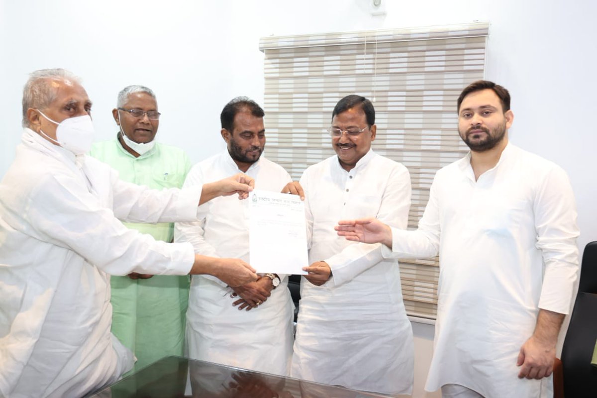 BiharLive71's tweet photo. विनोद श्रीवास्तव को राष्ट्रीय जनता दल का राष्ट्रीय उपाध्यक्ष मनोनीत किये जाने पर जहानाबाद जिला श्री चित्रगुप्त सेवा संघ ने दिया बधाई.......https://t.co/CEpOkqGilc @yadavtejashwi , @BiharLive71 , @RJDforIndia https://t.co/gzScVyYOlm