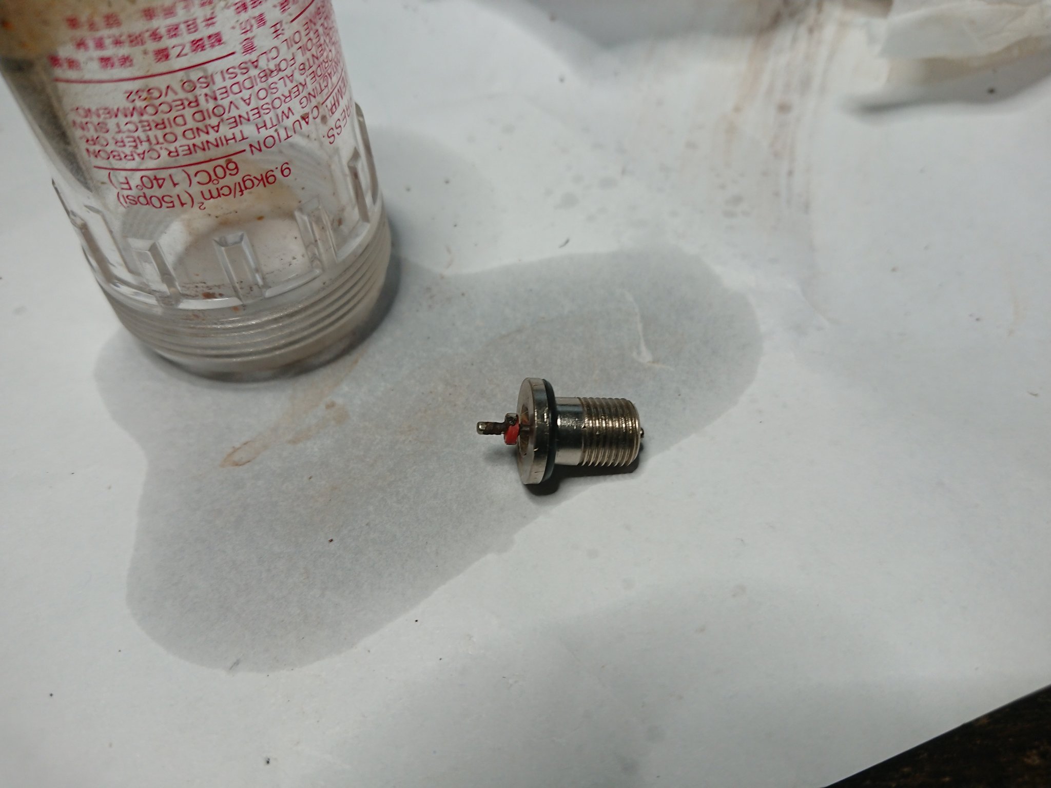 ボンクラーズ総長 配管のエア漏れをチェックしてたら レギュレーターの水抜きの挙動がなんかおかしかったので分解してみたら サビサビになってたのだ ドレンのスプリングも動かん あちゃー やってもうた T Co Lgs3v0hauj Twitter